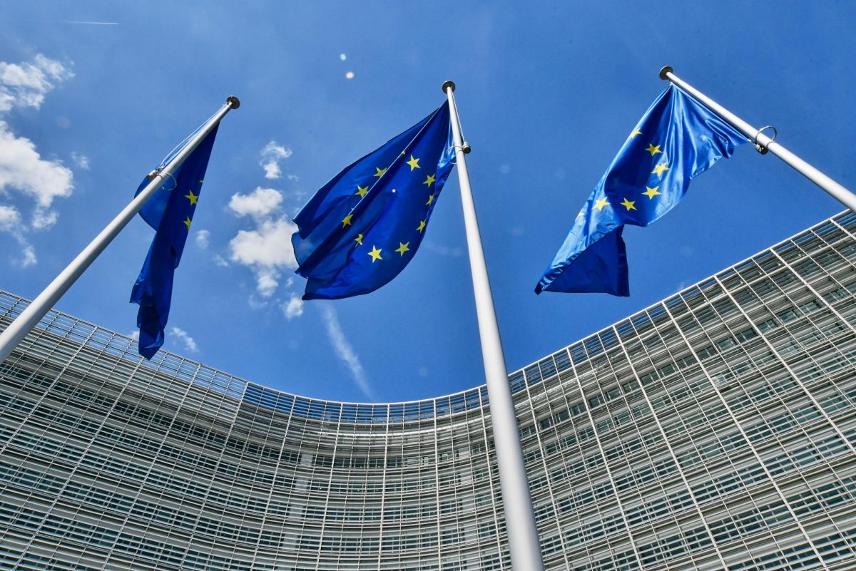 Comisso Europeia apresenta Pacto da Indstria Limpa e plano de ao para reduzir os custos da energia